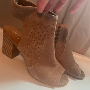 Crown Vintage tan suede sandals in like new condition! Adorable for fall!!!